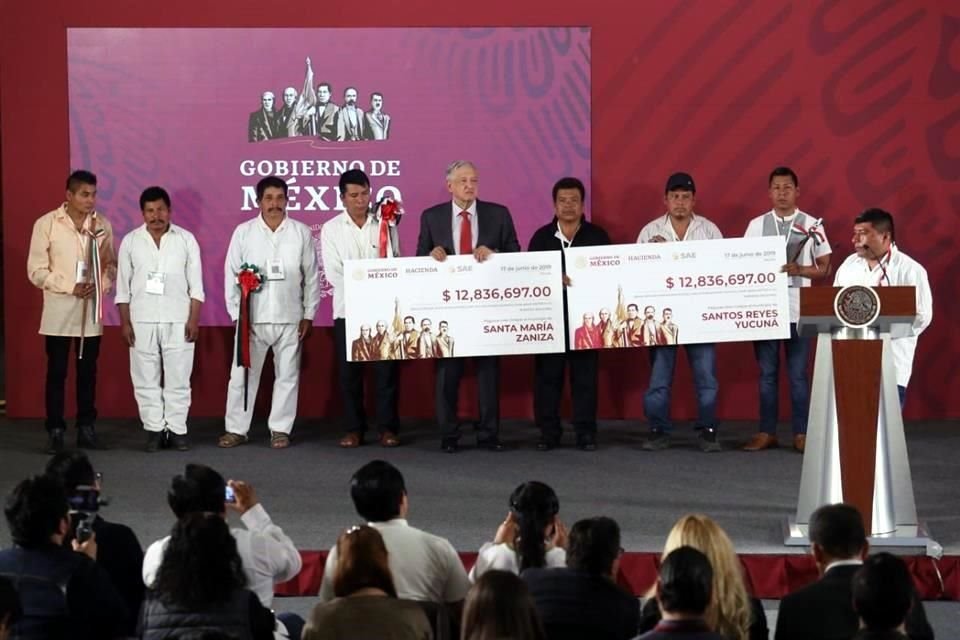 El Presidente entregó 25.6 millones de pesos a autoridades de los municipios de Santa María Zaniza y Santos Reyes Yucuná, de Oaxaca, obtenidos por la subasta de vehículos realizada en Los Pinos.