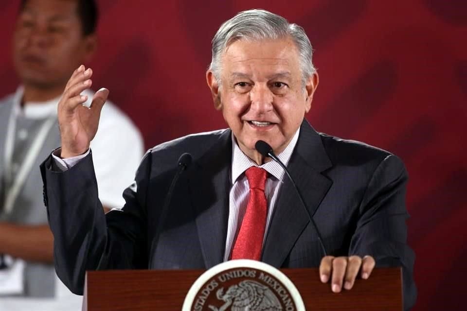 El Presidente en conferencia en Palacio Nacional.