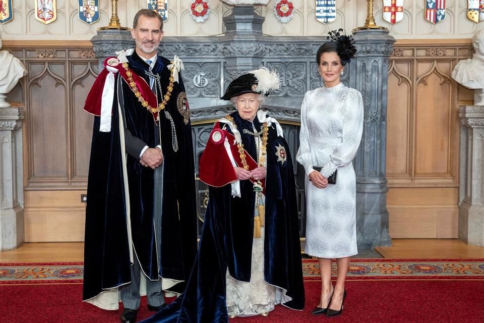 La distinción se realizó en una solemne ceremonia celebrada en el Castillo de Windsor en presencia de la Reina Isabel II de Inglaterra.