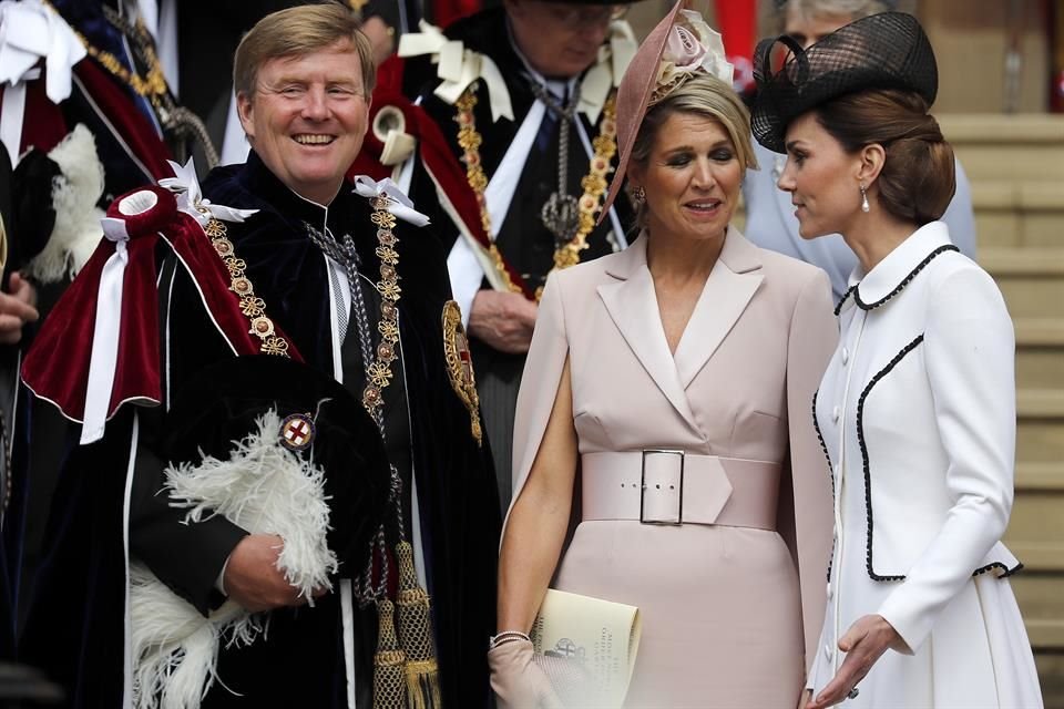 En la misma ceremonia, Isabel II también invistió Caballero al Rey Guillermo de Holanda, a quien le concedió el título el pasado año.