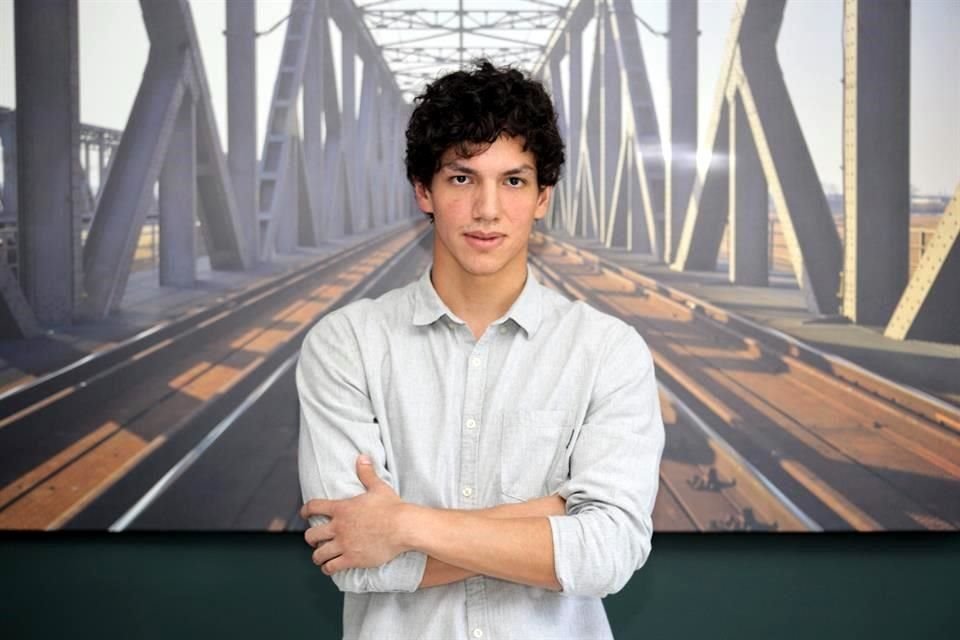 Isaac Hernández ayer, en entrevista; se encuentra en México para promocionar el último Despertares.