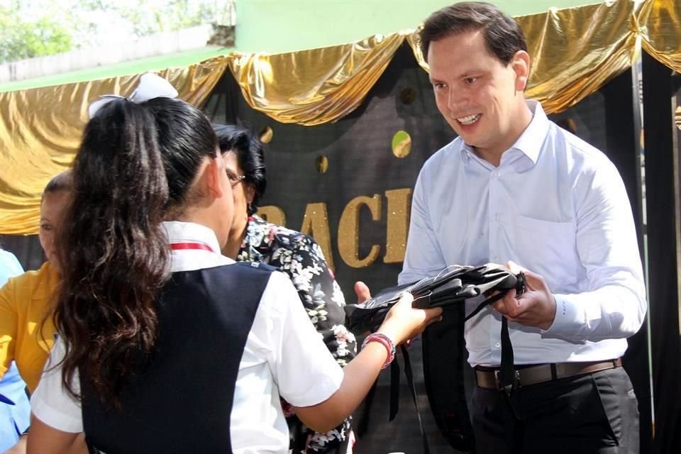 El ex Concejal Presidente de Monterrey, Bernardo González, apadrinó a los alumnos egresados de la primaria Jesús Reyes Heroles.