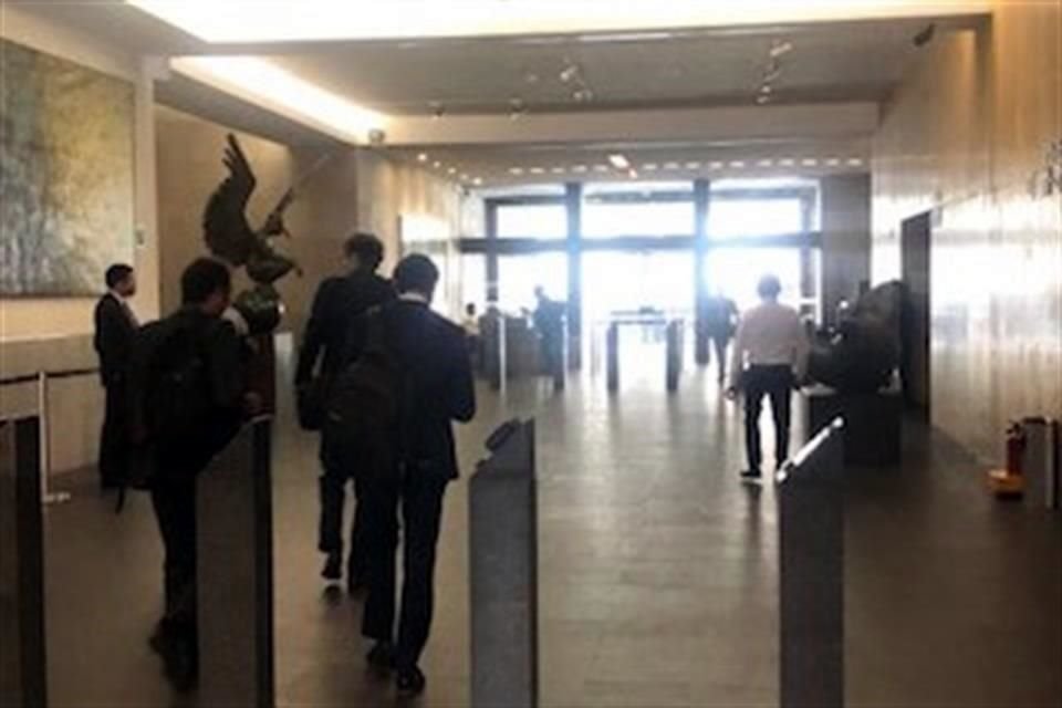 Funcionarios a su llegada a la Cancillería.