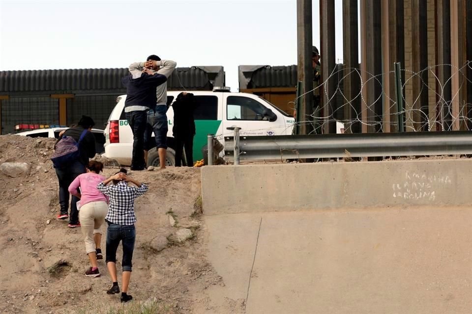 Migrantes de Centroamérica se entregan a autoridades de EU, el 13 de junio.