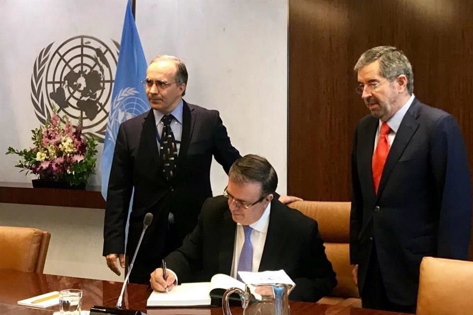 De la Fuente (der) acompañó a Ebrard en la cita que tuvo con Guterres esta mañana en la sede la ONU.
