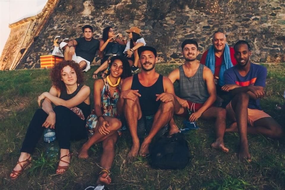 Yvonne (izq.) es quien documenta el viaje.