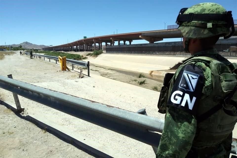 Un grupo de elementos de la Guardia Nacional fue observado durante un recorrido a un lado del Puente Internacional Paso del Norte.