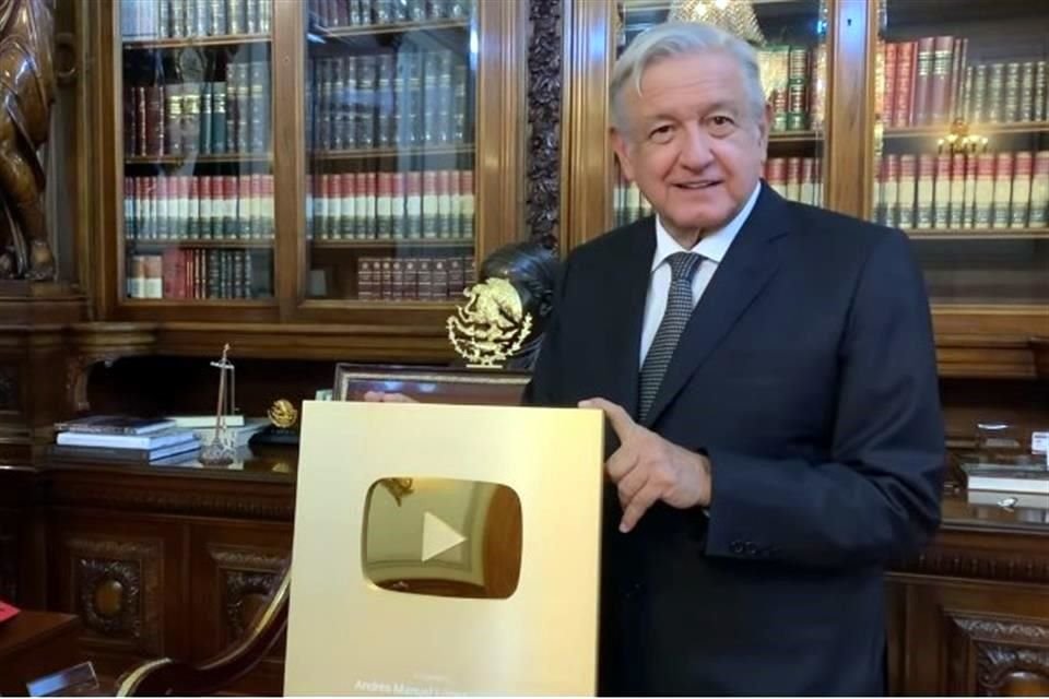 El Presidente López Obrador mostró el botón de oro que recibió de YouTube tras lograr un millón de suscriptores en su canal.