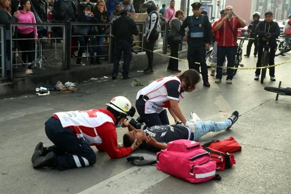 El camión pasó encima de la pierna del ciclista.