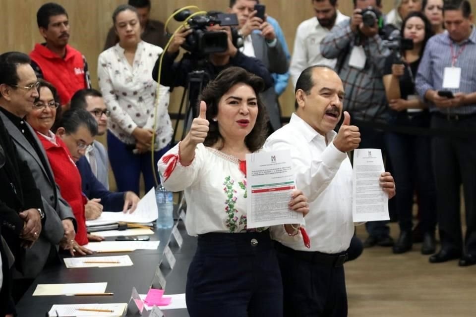 Ivonne Ortega y José Encarnación Alfaro registraron su fórmula como aspirantes a la dirigencia y secretario general del PRI, respectivamente.