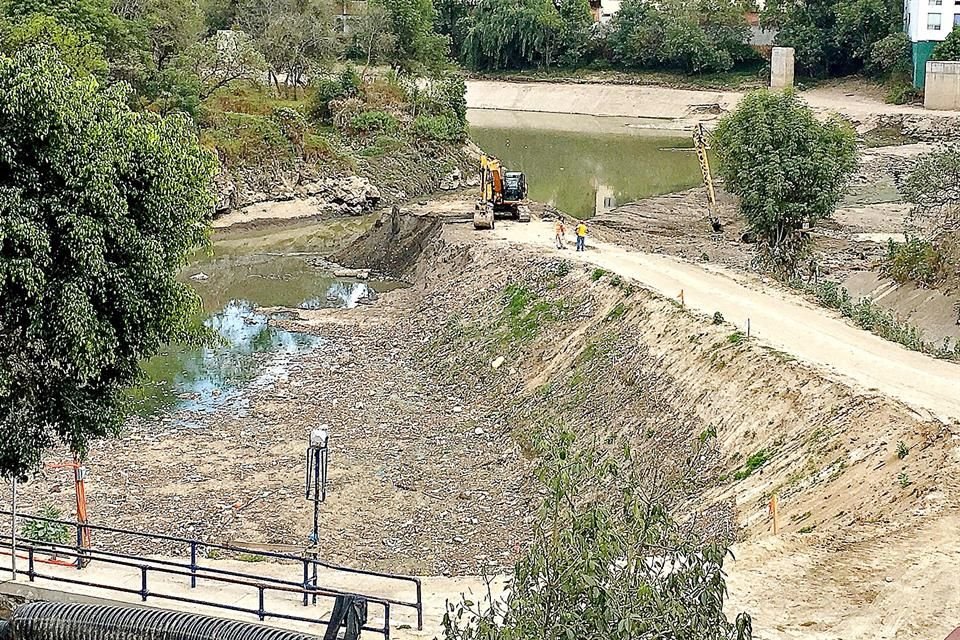 Conforme baja a la Ciudad, el Río Magdalena pierde transparencia que tiene en Los Dínamos; desde brujos y santeros que arrojan sangre y objetos a cauce hasta vecinos que vierten drenajes clandestinos
