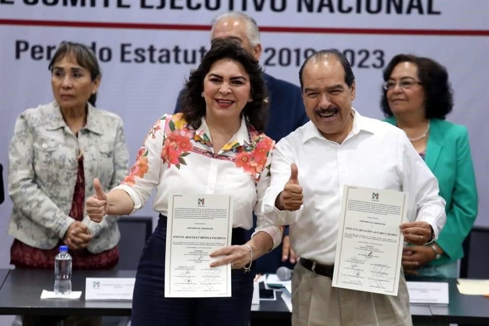 Ortega y Alfaro tras recibir su constancia de registro.