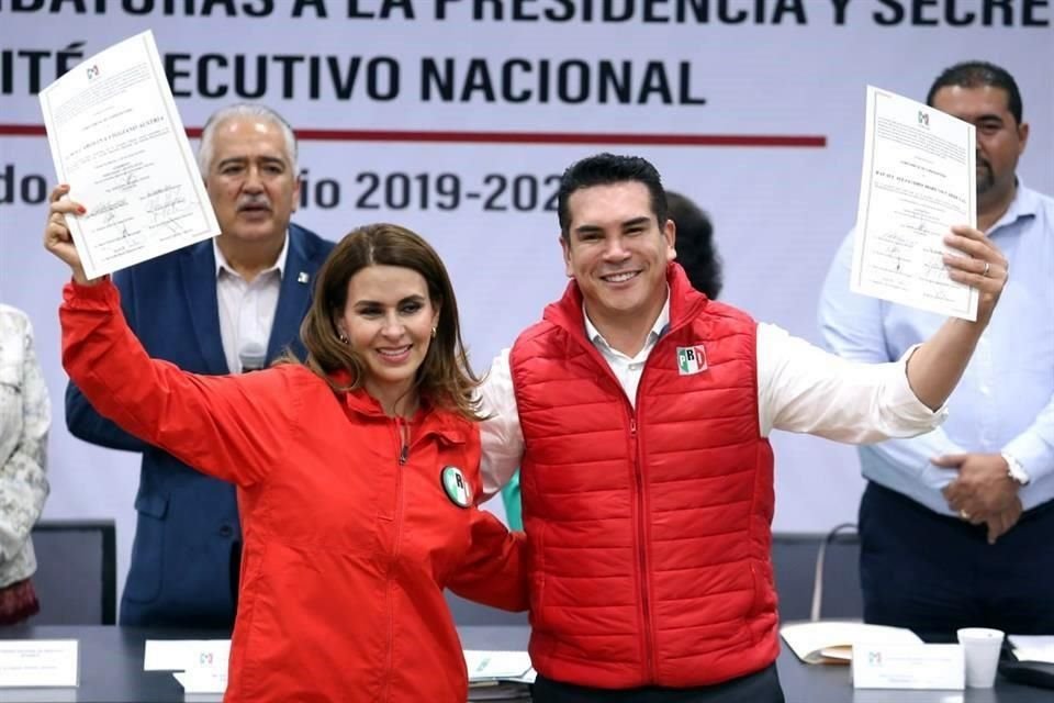 Carolina Viggiano y Alejandro Moreno luego de recibir su constancia.