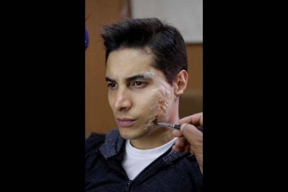 El personaje dual al que da vida Álex Perea en el melodrama tiene una quemadura en el rostro.
