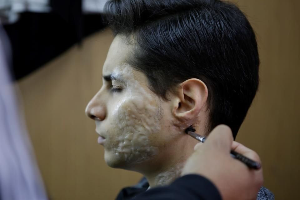 La implementación de maquillaje diaria arranca a las cinco de la mañana.