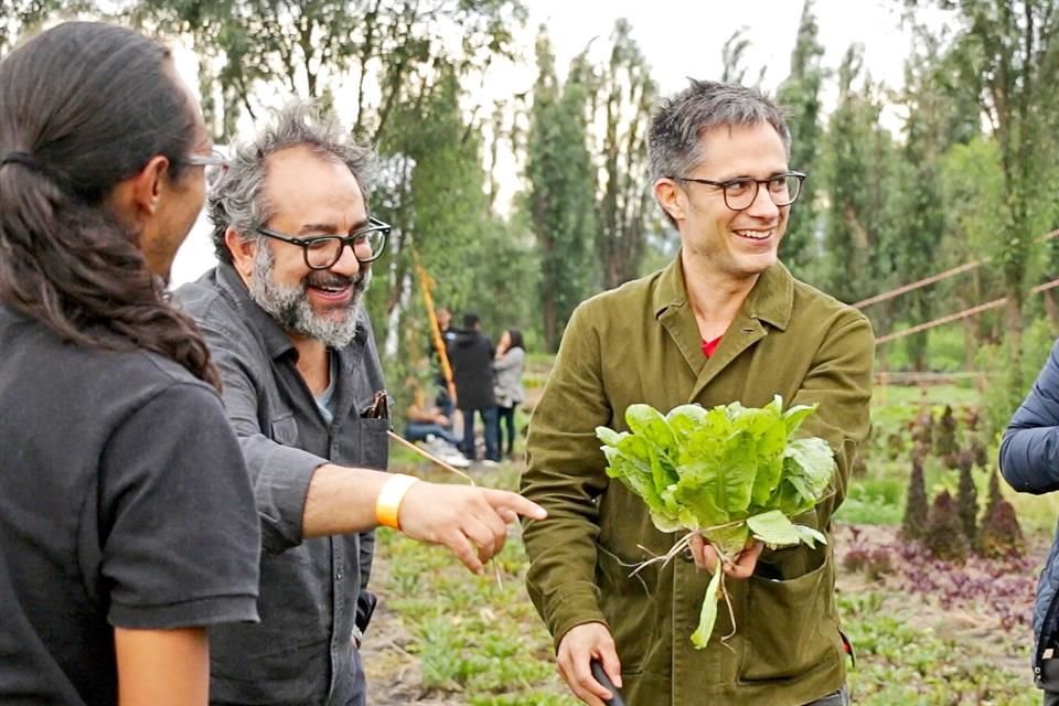 Eugenio Caballero y Gael cosecharon su lechuga, antes de la función.