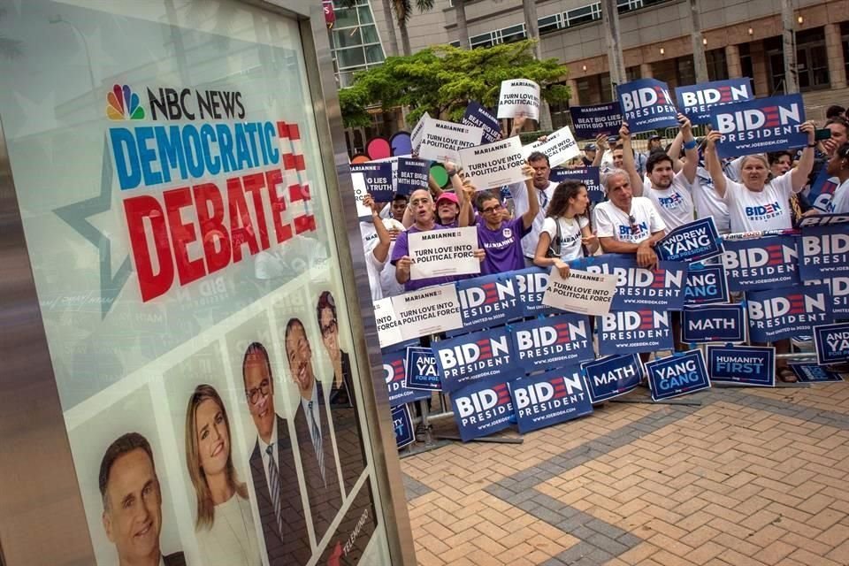 Simpatizantes de diferentes candidatos se manifiestan, este jueves fuera del Centro de Artes Escénicas Adrienne Arsht, en Miami, Florida.