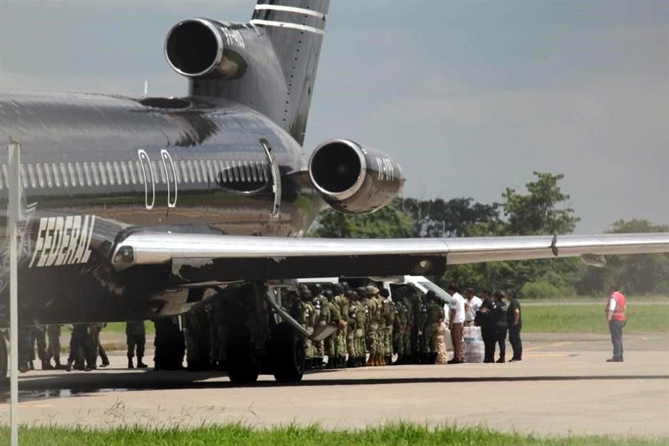 La protesta fue contenida y el avión despegó alrededor de las 12:30 horas.