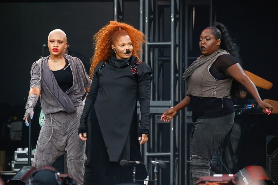 A sus 53 años, Janet Jackson debutó en el evento musical estelar del verano europeo.