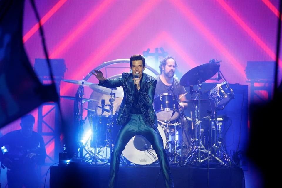 The Killers cerró la jornada del sábado con un repertorio de éxitos, como 'Somebody Told Me' y 'Read My Mind'.