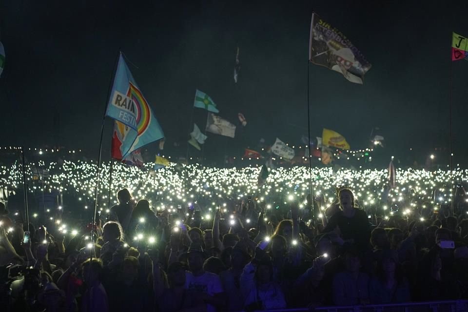 Los asistentes compartieron su luz al caer la noche del sábado.