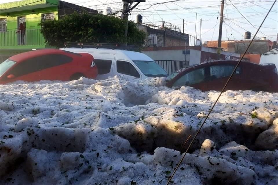 Así lucían algunas calles de la colonia Rancho blanco, en Tlaquepaque, después de la granizada.