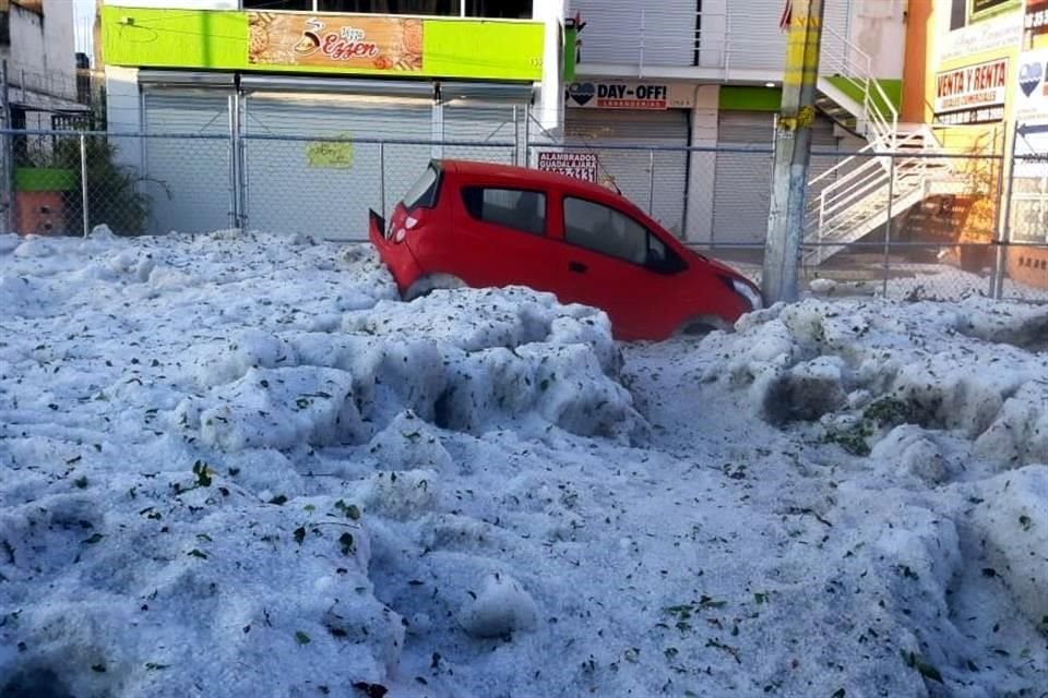 Así amanecieron las calles de la Colonia Rancho Blanco después de la granizada de esta madrugada.