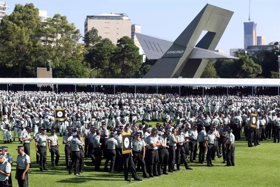 Los efectivos previo al inicio de la ceremonia.