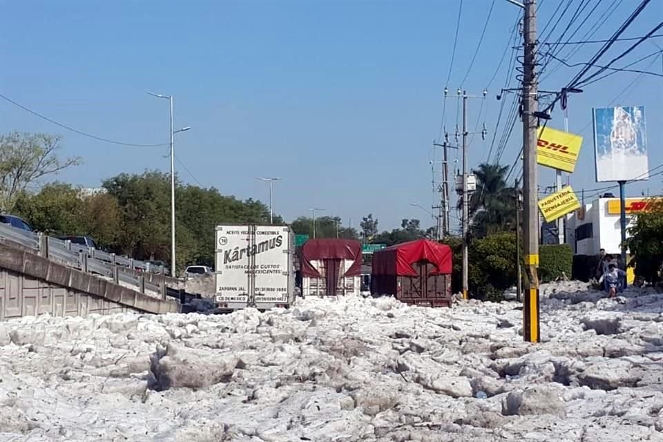 Varios vehículos de carga quedaron varados en las laterales de Lázaro Cárdenas tras la granizada de esta madrugada.