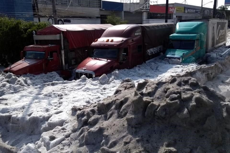 La granizada que cayó en Tlaquepaque dejó varados a varios camiones de carga en las laterales de Lázaro Cárdenas.