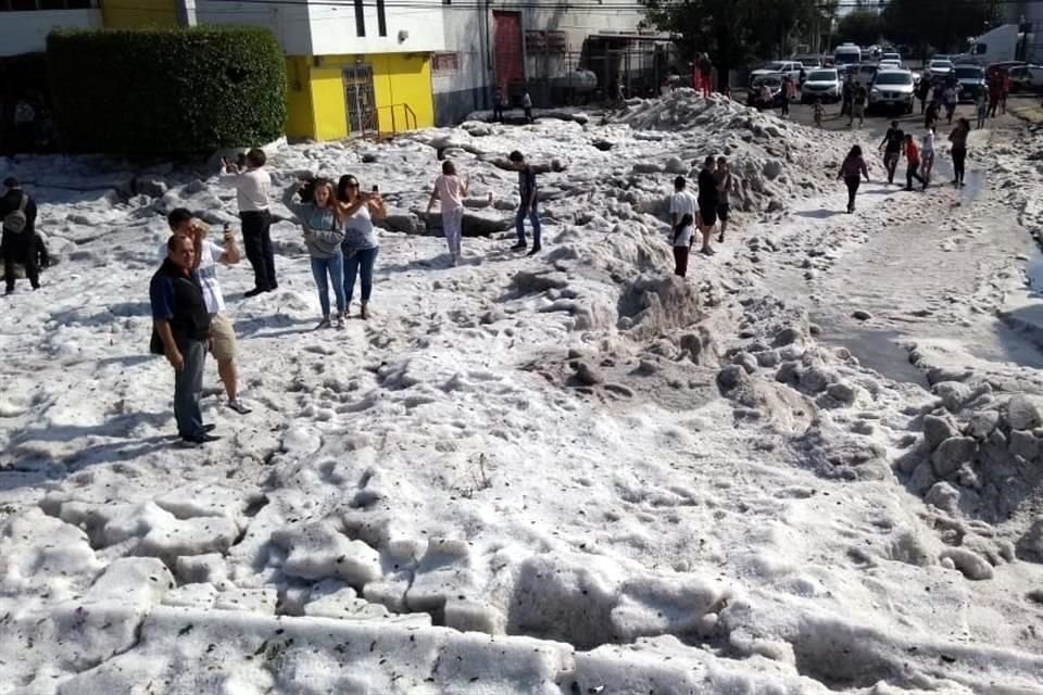 Como si huera nevado, las personas salieron de sus casas a tomarse fotos con el resto de granizo que cayó esta madrugada.