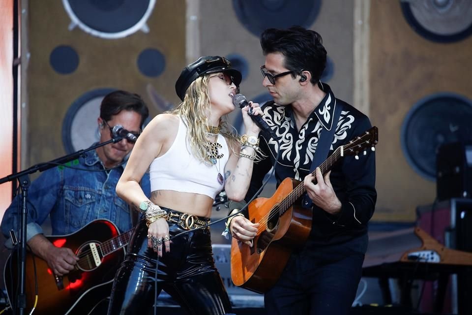 Miley Cyrus estuvo acompañada por el músico y productor Mark Ronson.