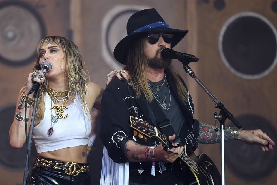 Miley Cyrus también contó con Billy-ray, su padre, como invitado.