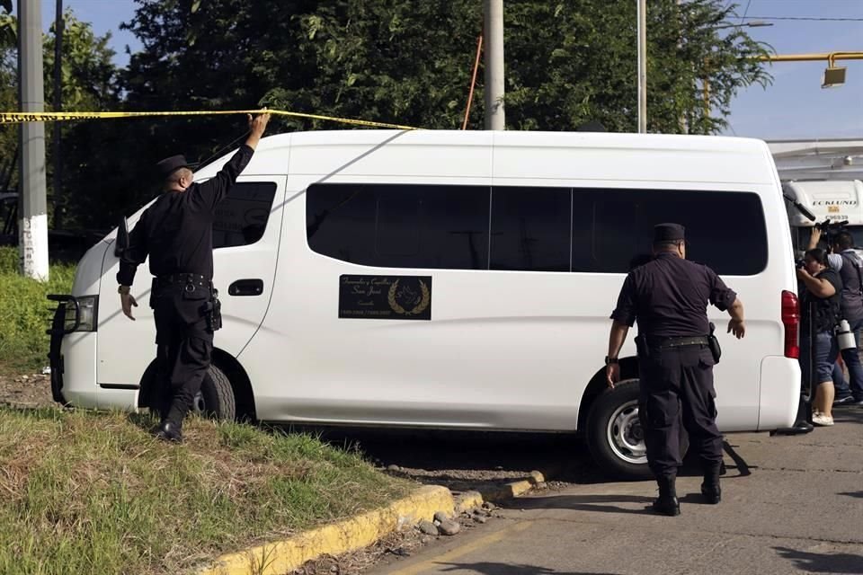 Medios locales e internacionales se apostaron afuera de la funeraria municipal, pero de acuerdo con la información, el entierro se efectuó sólo con la familia y de manera íntima.