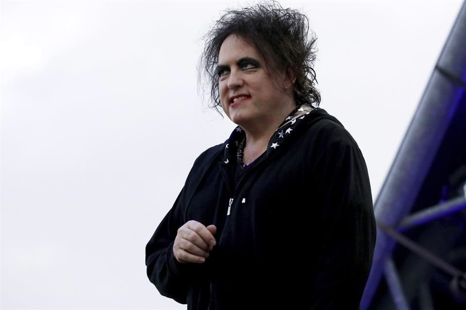 Robert Smith, líder de The Cure, durante su presentación en la jornada final de Glastonbury.