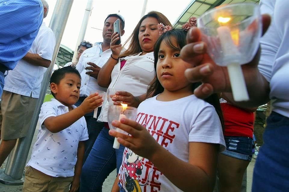 Familiares y amigos de los salvadoreños que murieron en la frontera de EU la semana pasada, se reunieron en el cementerio para despedirlos.