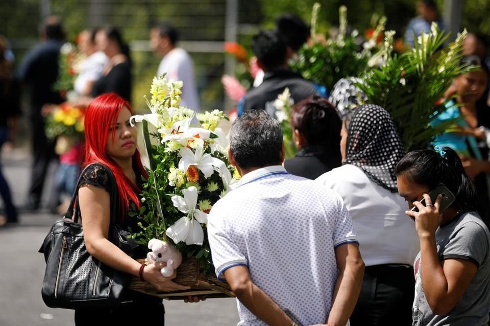 Familiares y amigos del padre y su hija que murieron en frontera de México y EU se reunieron en cementerio de El Salvador para despedirlos.