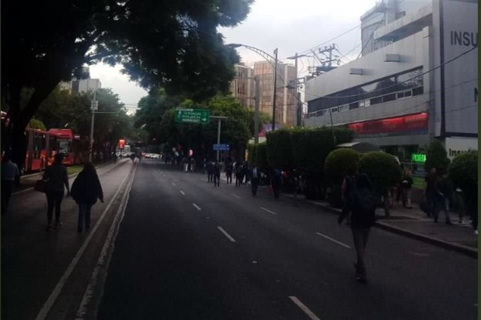 Manifestantes bloquean, desde hace más de dos horas, la Avenida Insurgentes Sur, en dirección norte, a la altura del Eje 5 Sur.