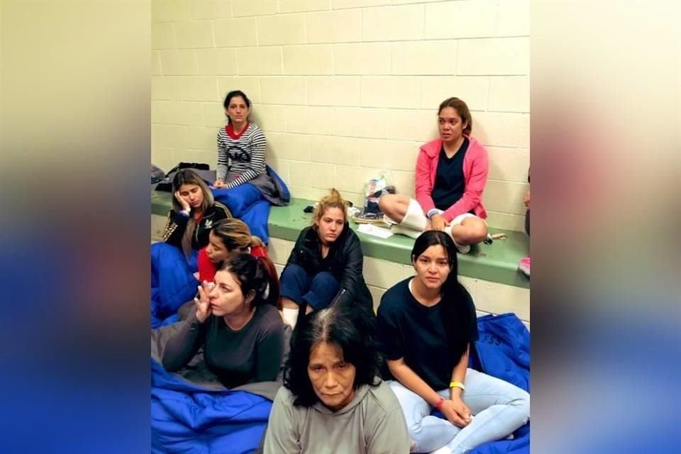 El legislador demócrata Joaquín Castro difundió una imagen de las mujeres detenidas en un centro de El Paso, Texas.