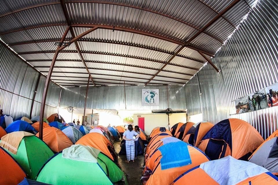 Ciudadanos centroamericanos descansan en el albergue Juventud 2000, en Tijuana.