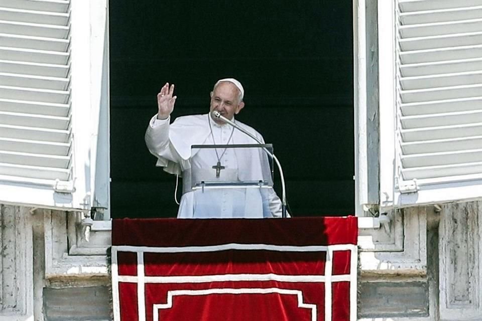 El Papa Francisco lanzó una crítica a los países que fabrican y venden armas pero se niegan a atender a los refugiados de las guerras.