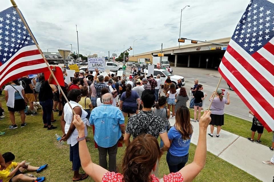 Personas participan este martes en una protesta para pedir el cierre de los centros de detención de migrantes, en Richardson, Texas.