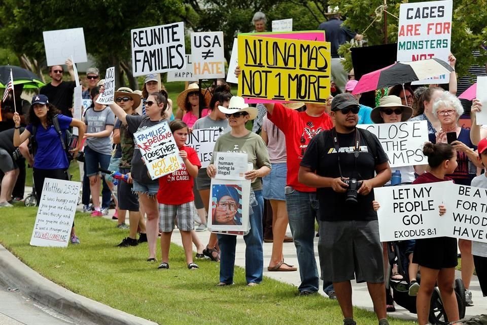 Personas participan este martes en una protesta para pedir el cierre de los centros de detención de migrantes, en Richardson, Texas