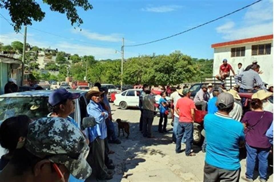 Campesinos bloquean la carretera Teloloapan-Apaxtla de Castrejón.