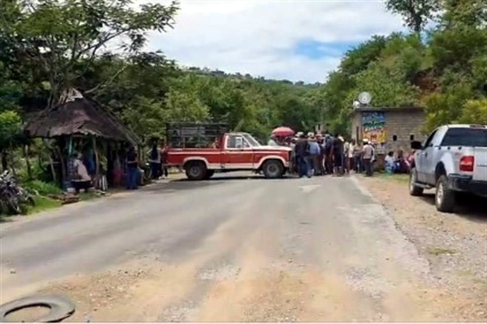 Campesinos bloquean la carretera Teloloapan-Apaxtla de Castrejón.