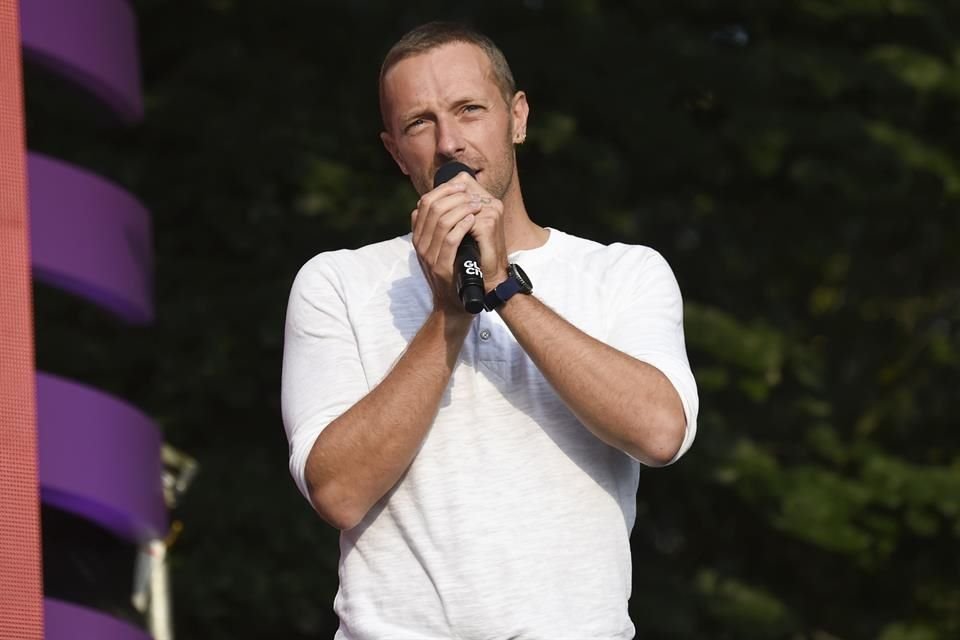 Un representante de Chris Martin dijo que él y Dua Lipa no se besaron en Glastonbury y que sólo son amigos.