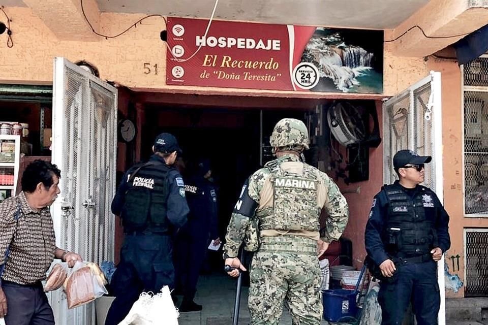 Elementos de Migración y de la Guardia Nacional implementaron operativos en hoteles de Tapachula, Chiapas, para asegurar a migrantes.