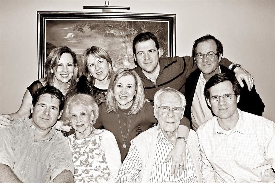 Con su esposa y sus hijos Cecilia, Raquel, Raymundo, Lázaro, Adrián, Irma y Fernando