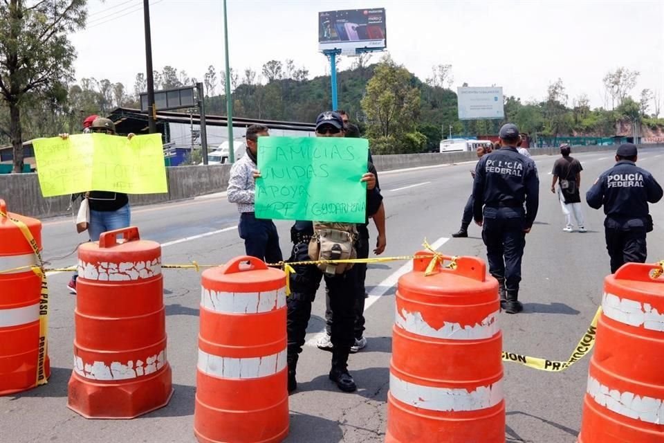 Elementos de la Policía Federal retomaron también el bloqueo a la Autopista México-Pachuca.