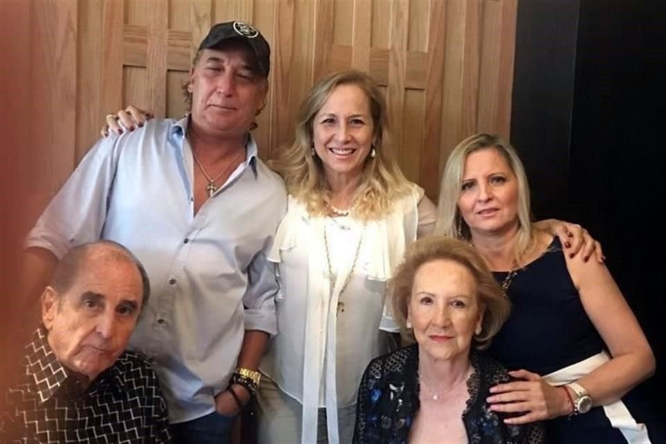 Hernán Sada Garza Evia con su familia.